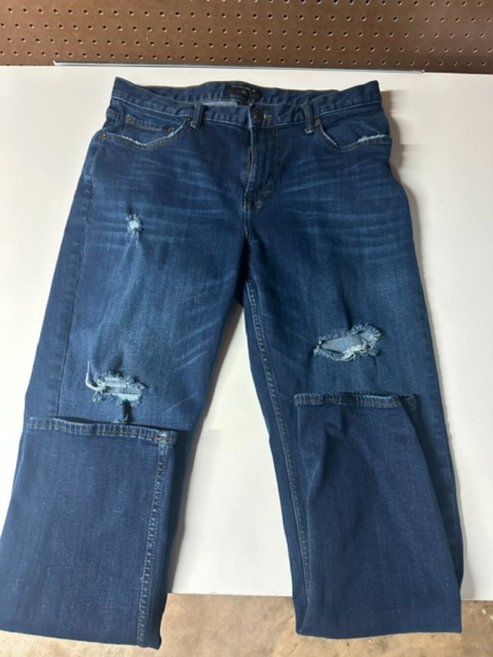 Banana Republic Men's Athletic Fit Medium Wash Jeans Size 33x32 Distressed